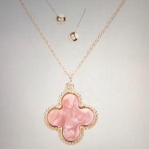Clover pendant necklace and stud earrings